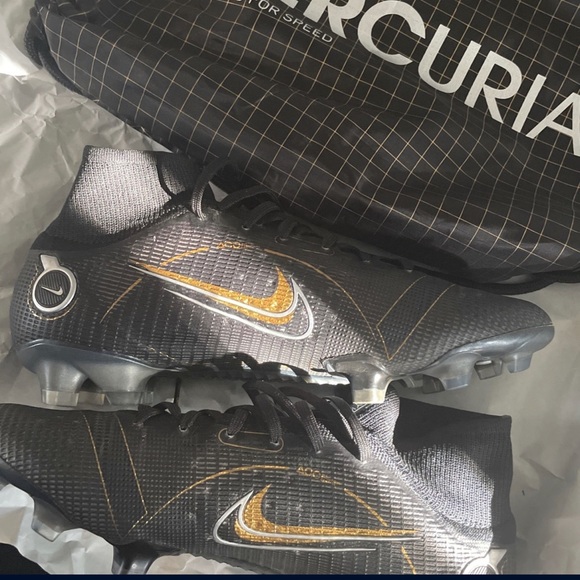 Size 8 worn once Superfly cleats main image 4